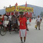 アクアキューブ前の広場。北京大会を歓迎する市民の風景