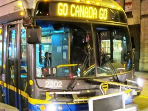 バスに点灯表示された"GO CANADA GO"
