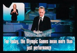 開会式で「For today, the Olympic Games mean more than just performance」と述べたロゲIOC会長