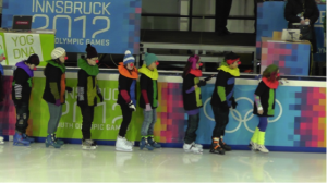 スケートに挑戦するスクール・スポーツ・チャレンジ・プログラムの子供たち